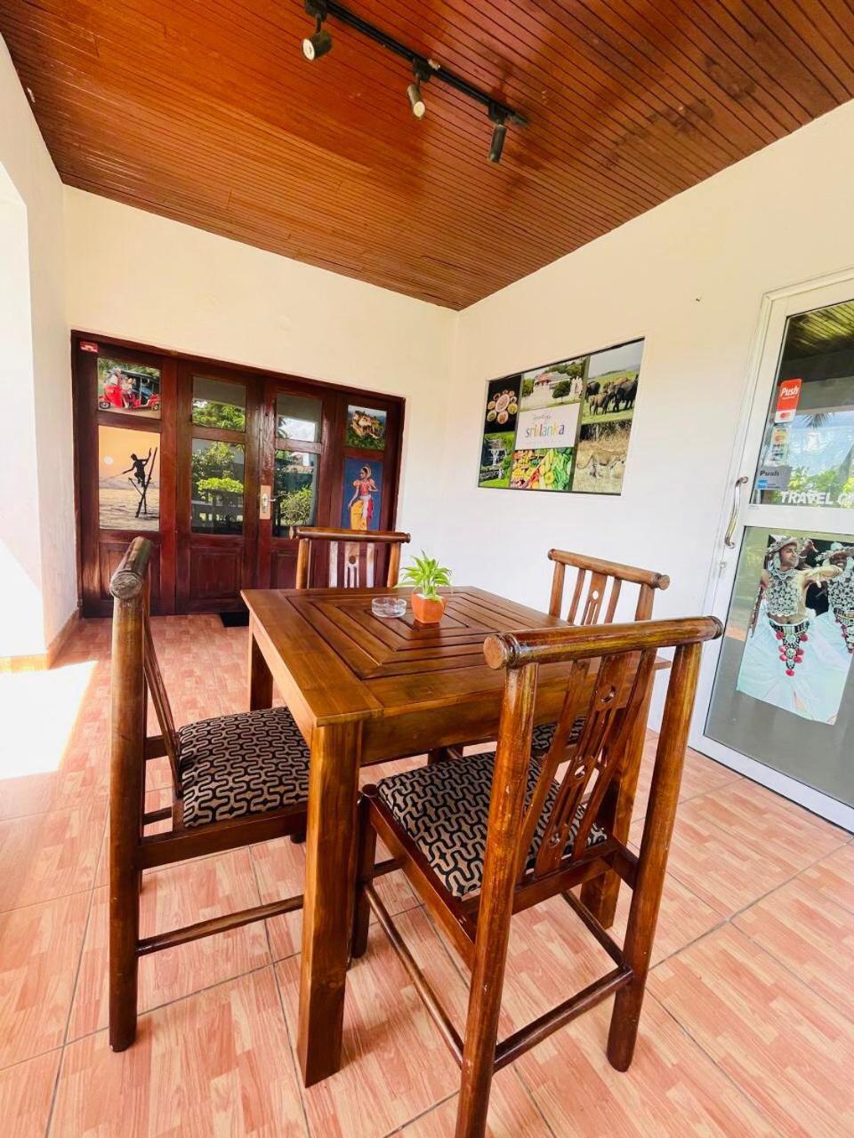 The Beez Otel Negombo Dış mekan fotoğraf