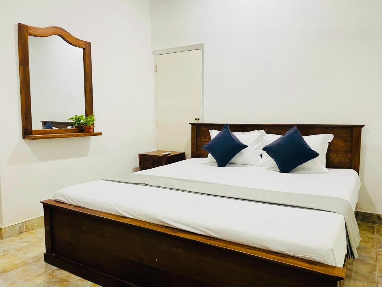 The Beez Otel Negombo Dış mekan fotoğraf