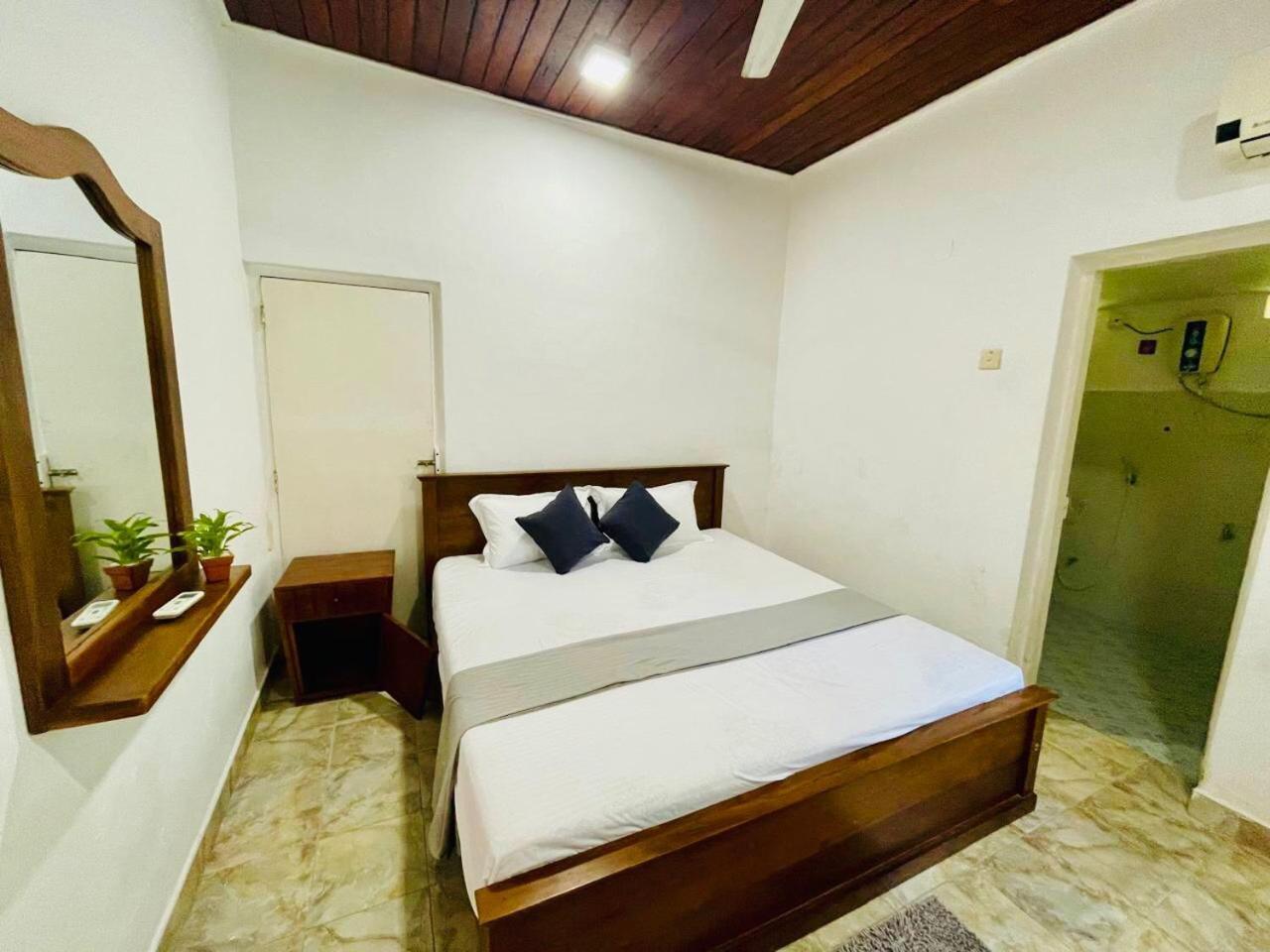 The Beez Otel Negombo Dış mekan fotoğraf