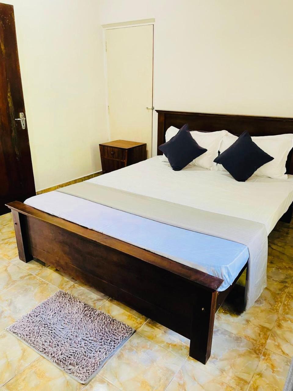 The Beez Otel Negombo Dış mekan fotoğraf